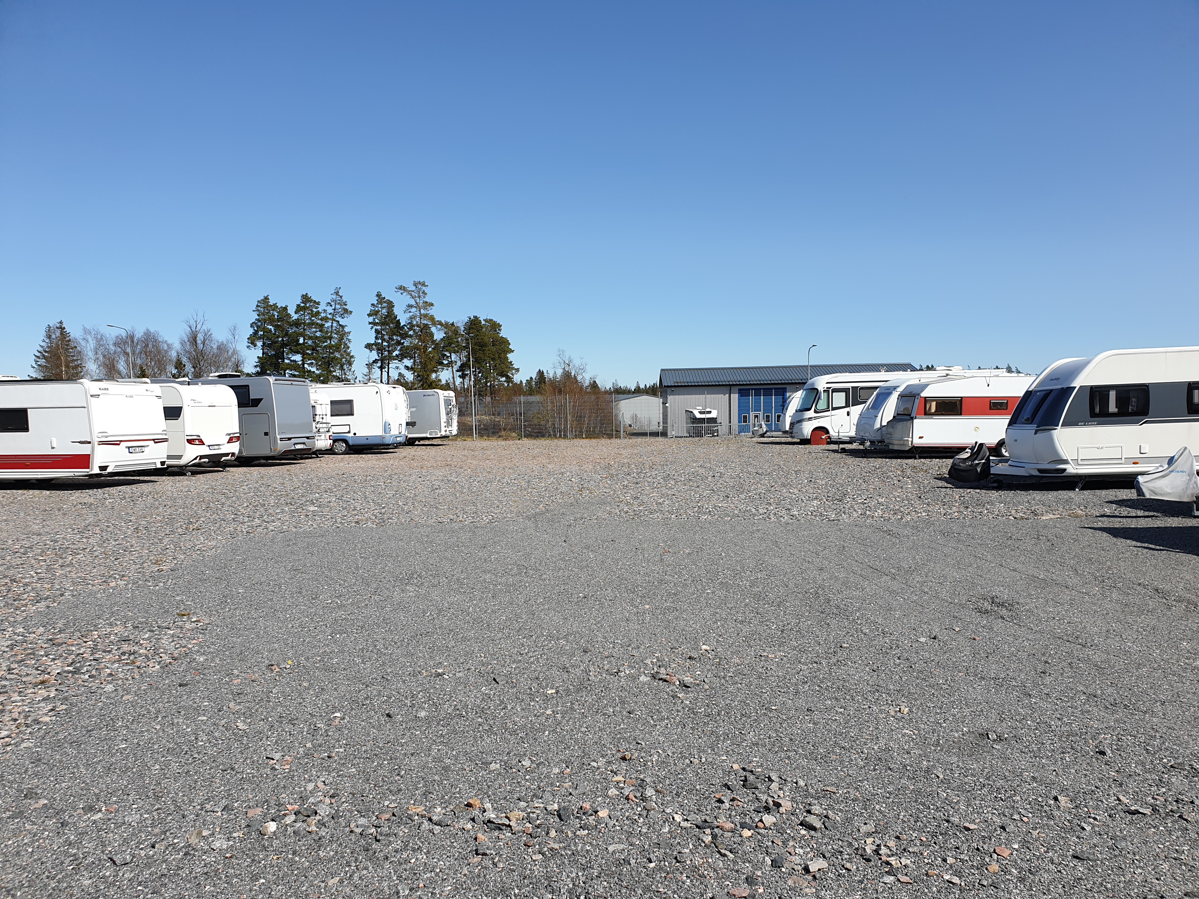 Husbil parkerad utomhus